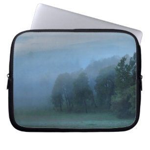 Misty Träd and Meadows Nature Photography Laptop Fodral