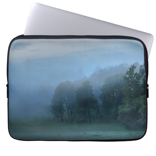 Misty Träd and Meadows Nature Photography Laptop Sleeve (Framsidan)