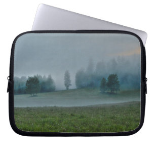 Misty Träd och Meadows 2 Natur Fotography Laptop Fodral
