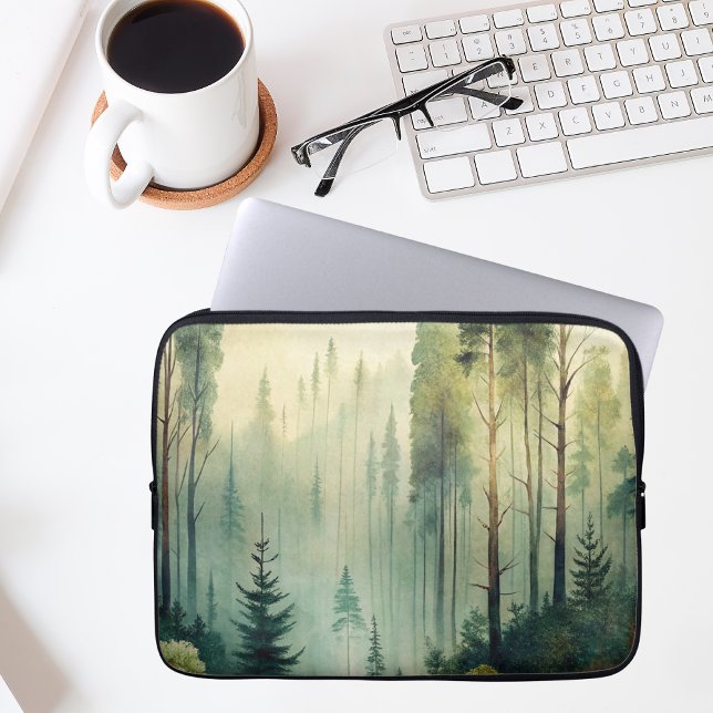 Misty Woodland Evergreen Forest Laptop Fodral (Skapare uppladdad)