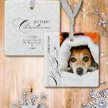 Mitt första julskript-Lodrät Photo Snowflake Julgransprydnad Keramik<br><div class="desc">Min första julfotomornament med lodrät foto, elegantens kalligrafi och finkänsligt vitt snöflingor på silver grått gräns. Fotomallen är ett redo för dig att lägga till ditt foto och din anpassningsbar på baksidan. Med undantag för den handskrivna text som används under Min första jul är all formulering fullt redigerbar så att...</div>