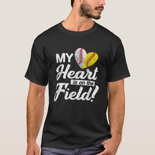 Mitt hjärta är på Fält Baseball Softball Mamma Mo T Shirt (Framsida)
