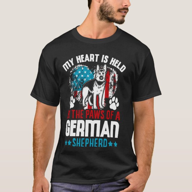 Mitt hjärta hålls av en tysk shepherds tass t shirt (Framsida)