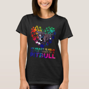 Mitt hjärta hålls av tassarna på en Pitbull-hund T Shirt