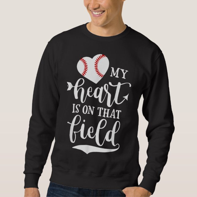 Mitt hjärta ligger på Fält baskiska Softball Mamma Lång Ärmad Tröja (Framsida)