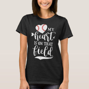 Mitt hjärta ligger på Fält baskiska Softball Mamma T Shirt