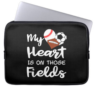 Mitt hjärta ligger på fotbolls-bollen i Fält Laptop Fodral