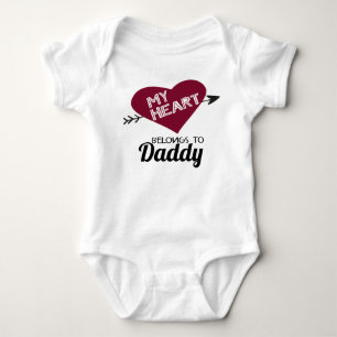 Mitt hjärta tillhör Pappa vit med rött hjärta T Shirt