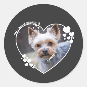 Mitt hjärta tillhör skräddarsydd hund T-Shirt Runt Klistermärke