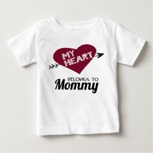 Mitt hjärta tillhör till Mamma vitt med rött hjärt T Shirt
