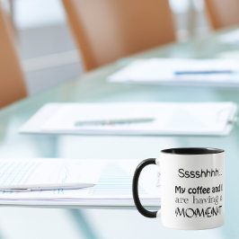 Mitt kaffe och jag har ett ögonblick. mugg