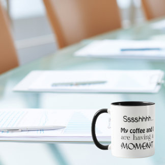 Mitt kaffe och jag har ett ögonblick. mugg