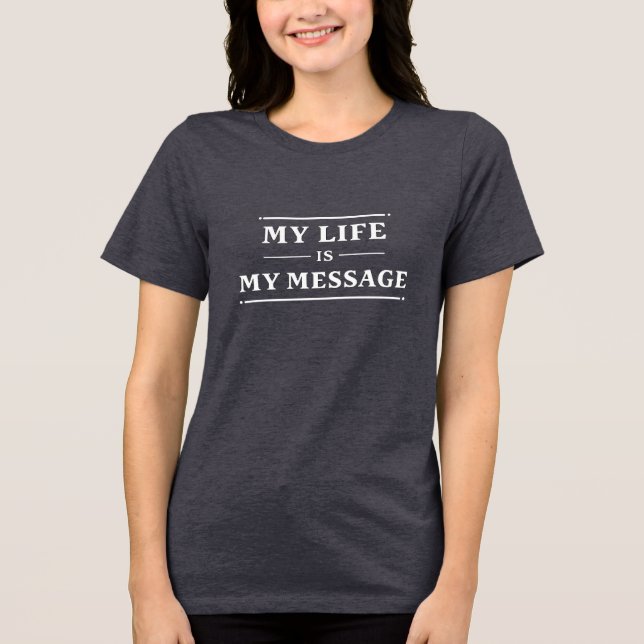 Mitt Liv Är Mitt Budskap – Minimal Utsaga Typo T Shirt (Framsida)