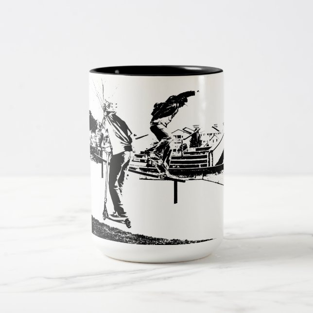 Mitt liv är Skateboarding och Scootering Två-Tonad Mugg (Center)