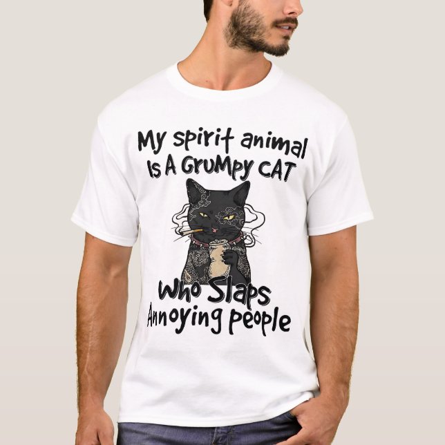 Mitt spritdjur är en grumpig katt som slår irritat t shirt (Framsida)