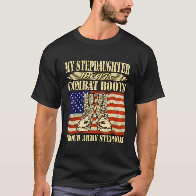 Mitt Stepdotter Wears Combat Boots Proud Army Step T Shirt (Framsida)