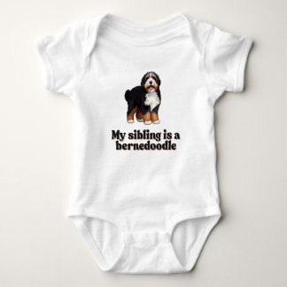 "Mitt Syskon är en Bernedoodle" Baby One-Biet T Shirt