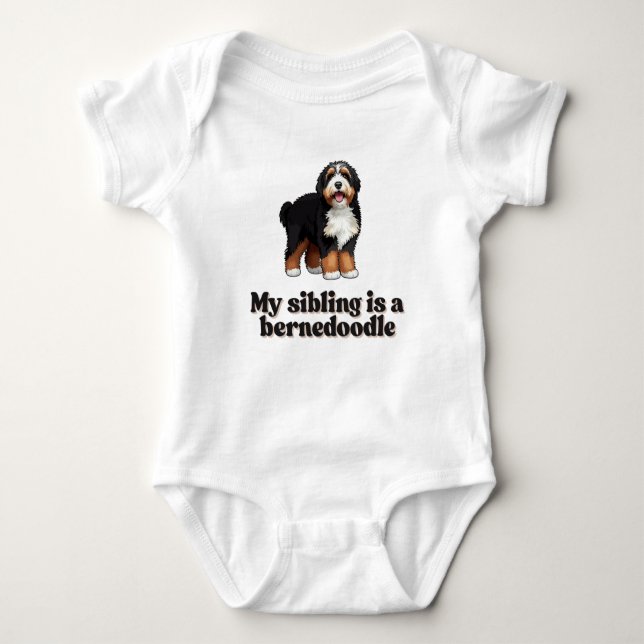 "Mitt Syskon är en Bernedoodle" Baby One-Biet T Shirt (Framsida)