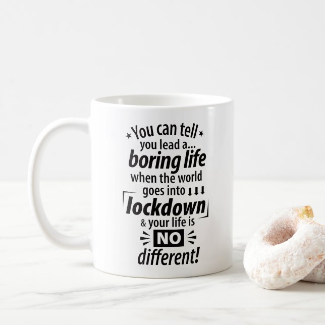 Mitt tråkiga lockdown-liv - Roligt pandemi-ordsprå Kaffemugg (Med munk)