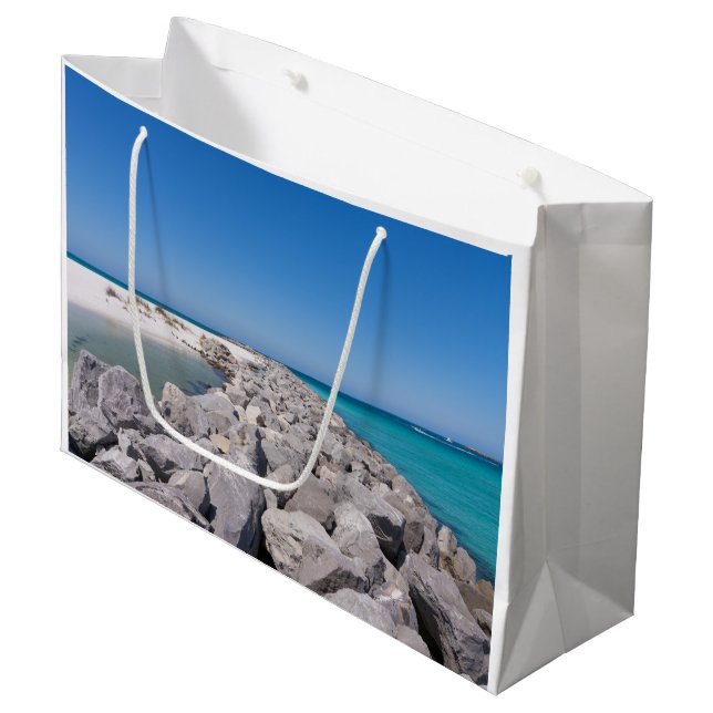 Mitten i Snäcka Island Jetty Gift Bag (Framsidan Vinklad)
