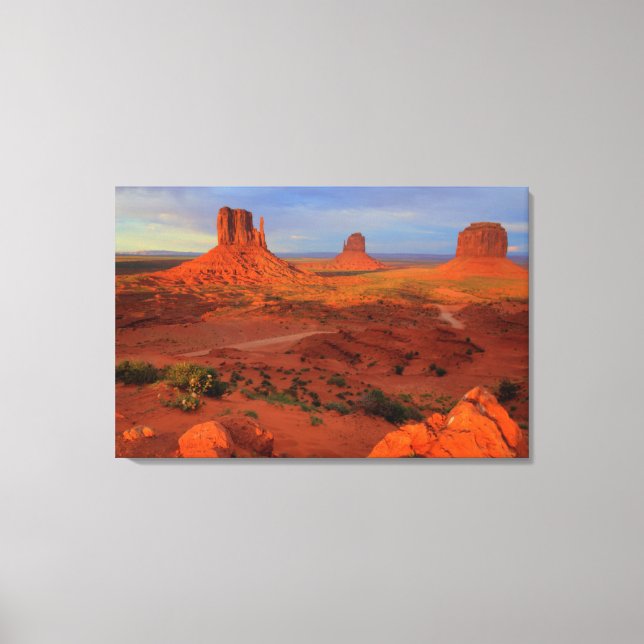 Mittens, Monument valley, AZ Canvastryck (Framsida)