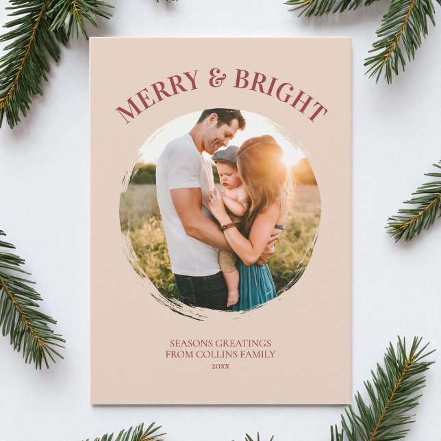 Mittfoto av merry och Bright Modern Red Typography Julkort (Merry and Bright Modern Red Typography Cute Photo Holiday Card)