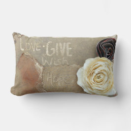 Mixade mediekonst som säger Kärlek Ge Hope Lumbarkudde