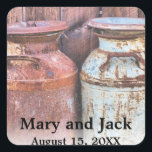 Mjölk Cans Landsbyggsbröllop Rustic Old Farm Budge Fyrkantigt Klistermärke<br><div class="desc">Vintage Metall Jugs Bröllop Rustic land med gamla stil-antika 10 gallon juggar från metall mjölk. Vintagen letar efter din bröllopsfest. Monogram,  text,  brud och groom namn är lätta att byta till kostym efter dina behov. Alla teckningar och bilder ©</div>