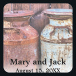 Mjölk Cans Landsbyggsbröllop Rustic Old Farm Budge Fyrkantigt Klistermärke<br><div class="desc">Vintage Metall Jugs Bröllop Rustic land med gamla stil-antika 10 gallon juggar från metall mjölk. Vintagen letar efter din bröllopsfest. Monogram,  text,  brud och groom namn är lätta att byta till kostym efter dina behov. Alla teckningar och bilder ©</div>