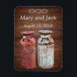 Mjölk Cans Landsbyggsbröllop Rustic Old Farm Budge Magnet<br><div class="desc">Vintage Metall Jugs Bröllop Rustic land med gamla stil-antika 10 gallon juggar från metall mjölk. Vintagen letar efter din bröllopsfest. Monogram,  text,  brud och groom namn är lätta att byta till kostym efter dina behov. Alla teckningar och bilder ©</div>
