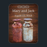 Mjölk Cans Landsbyggsbröllop Rustic Old Farm Budge Magnet<br><div class="desc">Vintage Metall Jugs Bröllop Rustic land med gamla stil-antika 10 gallon juggar från metall mjölk. Vintagen letar efter din bröllopsfest. Monogram,  text,  brud och groom namn är lätta att byta till kostym efter dina behov. Alla teckningar och bilder ©</div>
