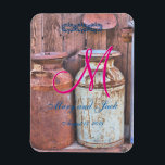 Mjölk Cans Vintage Metall Rustic Antique Monogram Magnet<br><div class="desc">Vintage Metall Jugs Bröllop Rustic land med gamla stil-antika 10 gallon juggar från metall mjölk. Vintagen letar efter din bröllopsfest. Monogram,  text,  brud och groom namn är lätta att byta till kostym efter dina behov. Alla teckningar och bilder ©</div>