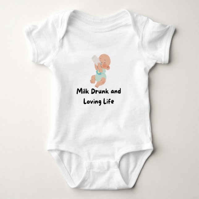 👶 "Mjölk Drunk and Loving Life" Baby Tee 🍼 ❤️ (Framsida)