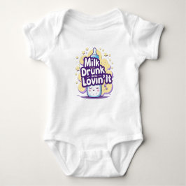 Mjölk Drunk och Lovin’ It - Cute Baby Quote T Shirt