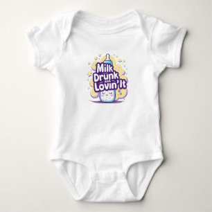 Mjölk Drunk och Lovin’ It - Cute Baby Quote T Shirt