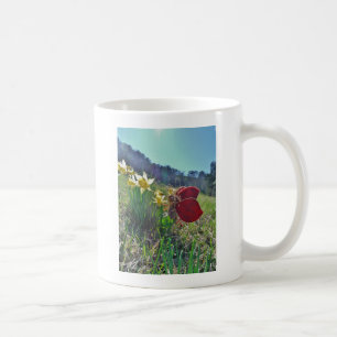 Mjölk och gula blommor kaffemugg