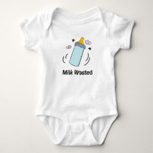 Mjölk Slösat med bilden baby flaska T Shirt