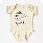 Mjölk Snuggle Nap Repeat funny minimalist T Shirt<br><div class="desc">Den här skjortan har en underlig text med minimalistisk text,  säger Mjölk Snuggle Nap Repeat. Bästa Baby-meddelande - fotostötstötningsstöd.</div>