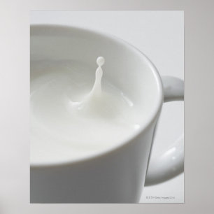 Mjölk som plaskar i kopp poster