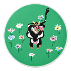 Mjölkkor i fält av blommor knopp