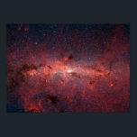 Mjölkskiktet Poster<br><div class="desc">Den här lysande infraröda bilden från NASA:s Spitzer Space Telescope visar hundratusentals stjärnor som är fulla av snurrande kärnor i vår spiral Milky Way galaxy. I synligt ljusa bilder kan detta område inte ses alls eftersom damm som ljuger mellan jorden och galaktcentret blockerar vår syn. I detta falska färg-bild är...</div>
