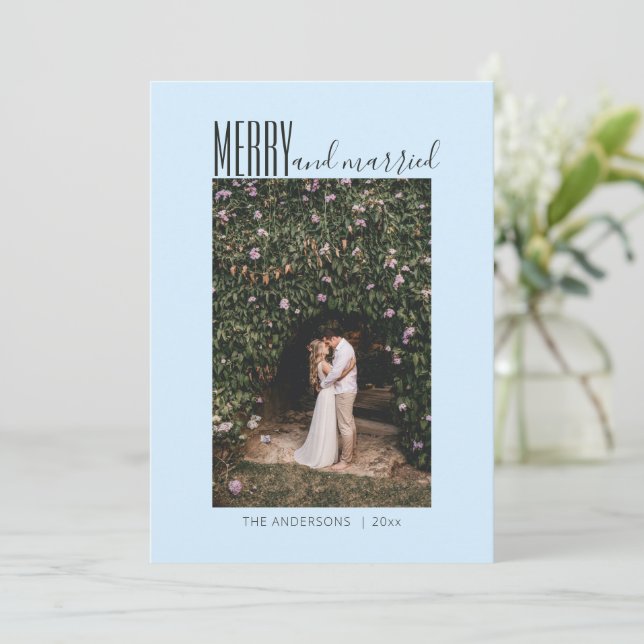 Mjuk Blå Minimal Glädjestrålande Gift Bröllop Två  Julkort (Stående Fram)
