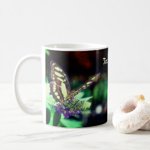 Mjuk fjäril på blommans Personlig Kaffemugg