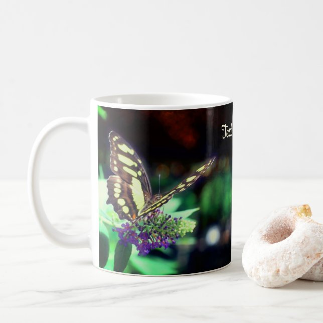 Mjuk fjäril på blommans Personlig Kaffemugg (Med munk)