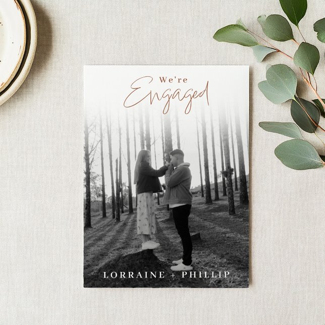 Mjuk Förlovning med handskriven pekskärm Inbjudningar (Full Photo with white Gradient & Handwritten Script Engagement Party Invitation. With couples names.)