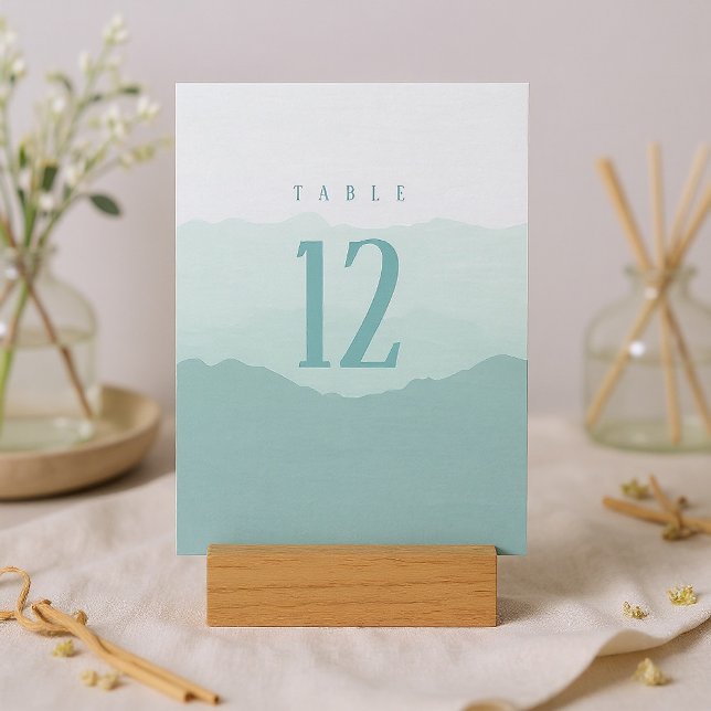 Mjuk grönt bergen bröllop bordsnummer (Soft green mountains wedding table number sign.)