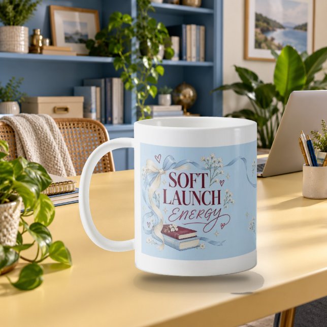 Mjuk lansering Energi Serif Script Typografi Mugg (Soft Launch Energy Serif Script Typography Mug — refined lighting and contact shadows. Digital lifestyle preview.)