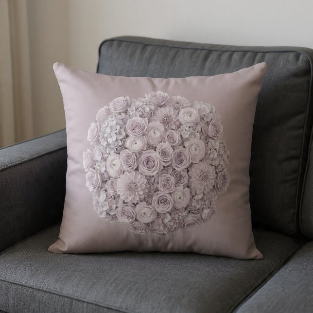 Mjuk lavendel och blekgrå blommig kudde (Skapare uppladdad)