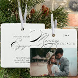 Mjuk och engagerad foto- och Elegant-kalligrafi Julgransprydnad Keramik<br><div class="desc">Märk och entusiastisk julfotodekoration som du kan anpassa med ditt favoritfoto och din personliga formulering. Elegantens typografiska utformning med snabb kalligrafi och enkel att redigera för ett engagerat par. Den här helgdag är skriven med Merry & Engaged på ena sidan och redigerbar text på den andra. I exempeltexten står det:...</div>