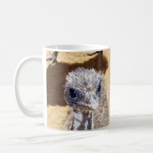 "Mjuk och Nyfiken: A Fuzzy Baby Emu Up Close" Kaffemugg (Vänster)